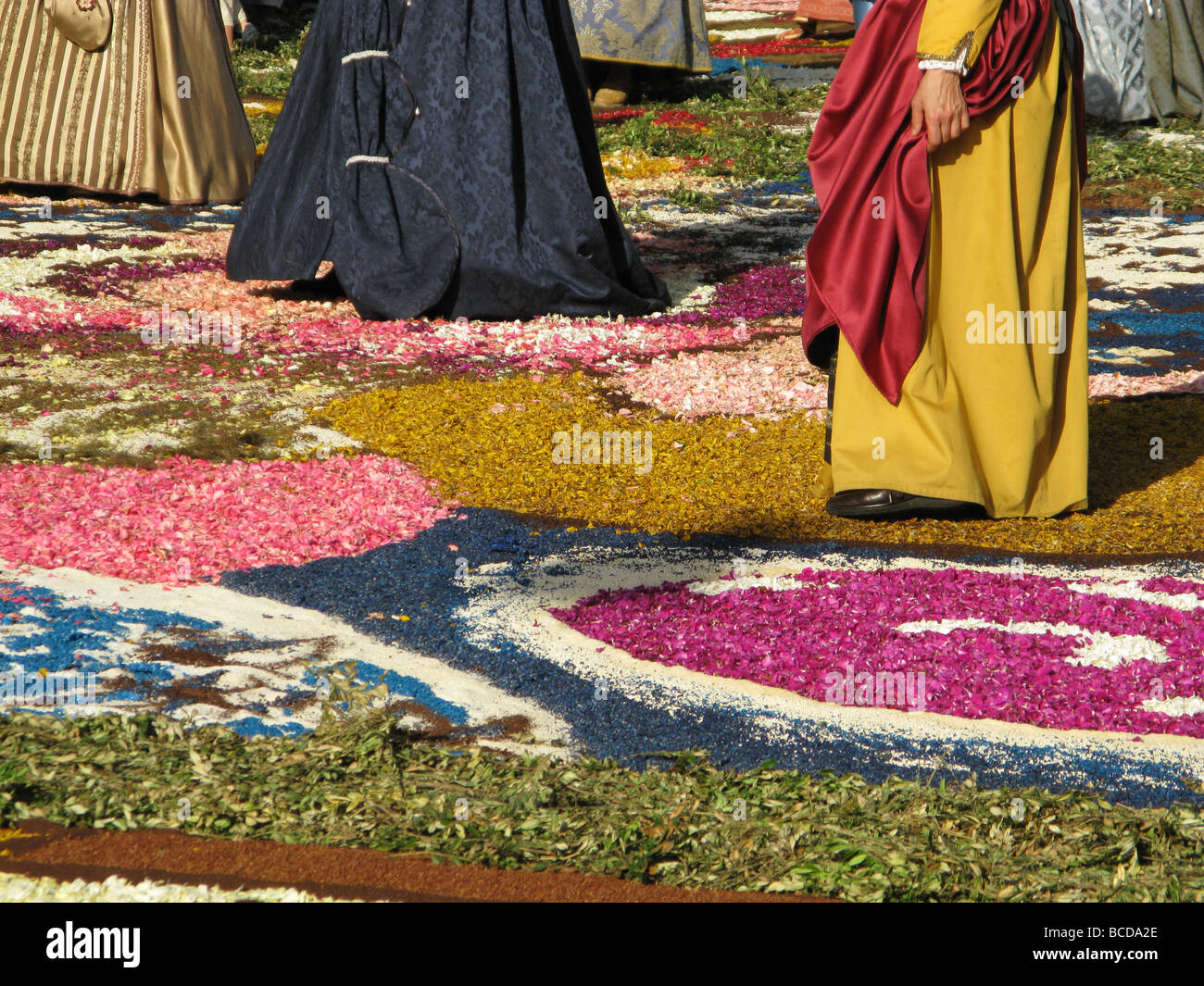 Cortège historique au carnaval tapis de fleurs pétales dessins festival à genzano, lazio 2009 Banque D'Images