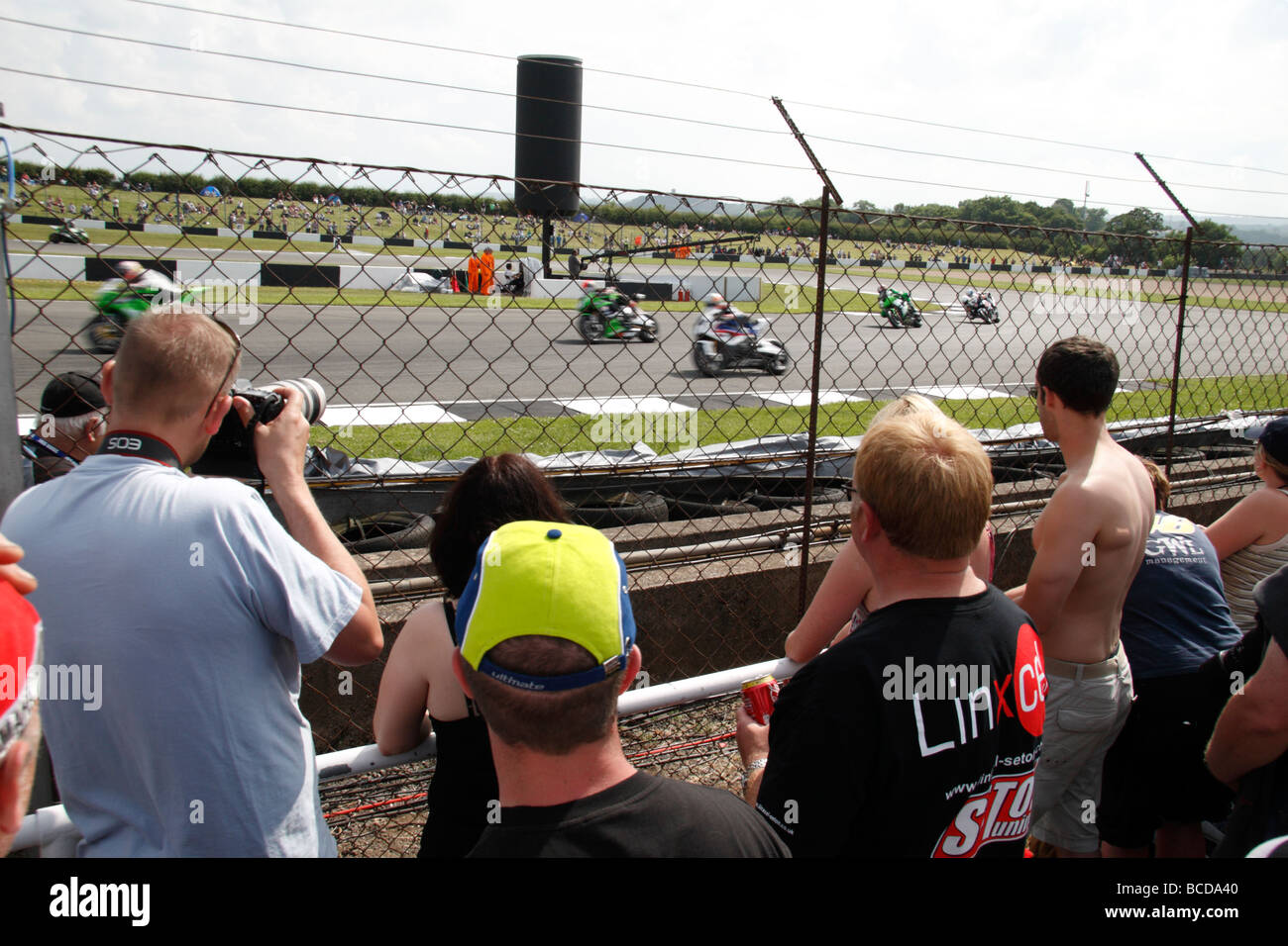 Surveiller l'action des fans à l'épingle à Melbourne, aux Championnats du Monde de Superbike, Donington Park, Derbyshire, Angleterre. Banque D'Images