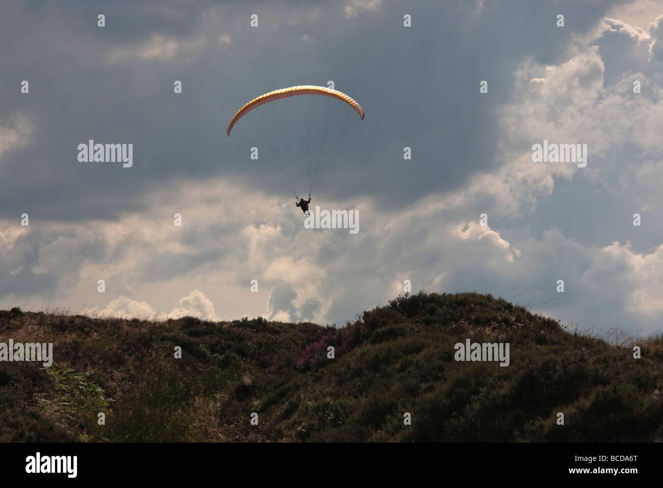 Ridge Soaring parapente sur le trou de Horcum North Yorkshire Angleterre Angleterre Europe dans le North York Moors National Park Banque D'Images