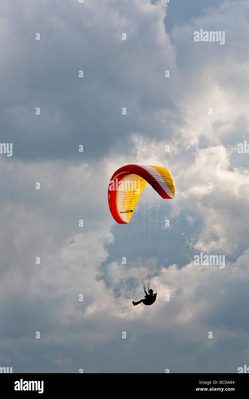 Ridge Soaring parapente sur le trou de Horcum North Yorkshire Angleterre Angleterre Europe dans le North York Moors National Park Banque D'Images