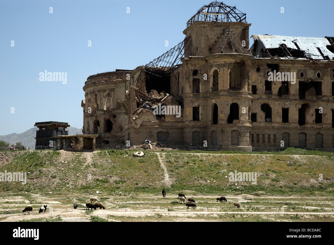 Le palais royal de Darulaman, construit par le roi Amanullah au début 20ème siècle, est une triste ruine dans la périphérie de Kaboul Banque D'Images