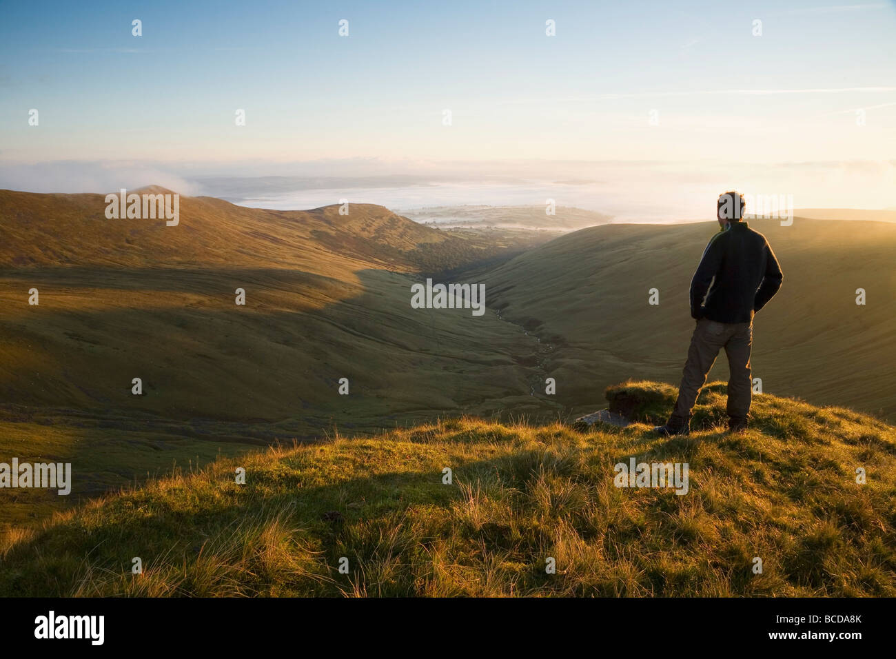 Walker à la vallée du MCG Sere sur un matin d'été Parc national de Brecon Beacons Powys Pays de Galles UK Banque D'Images