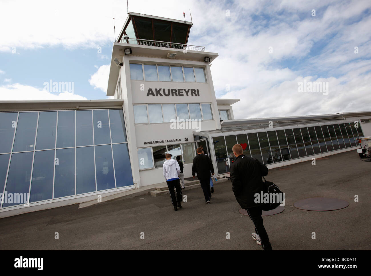 Les passagers arrivant à l'aérogare à l'aéroport de Akureyri, Islande Banque D'Images