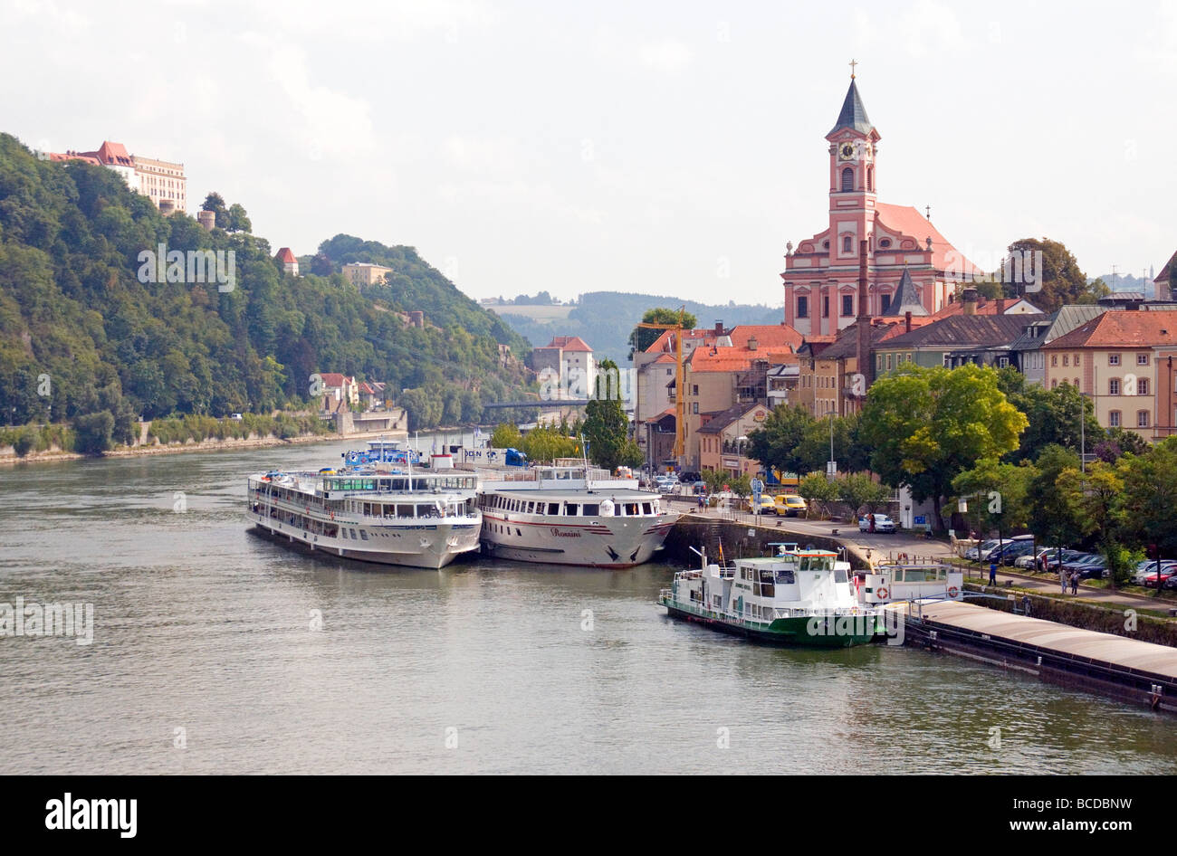Les navires de croisière Danube à Passau avec saint Paul au-dessus de l'Église Banque D'Images