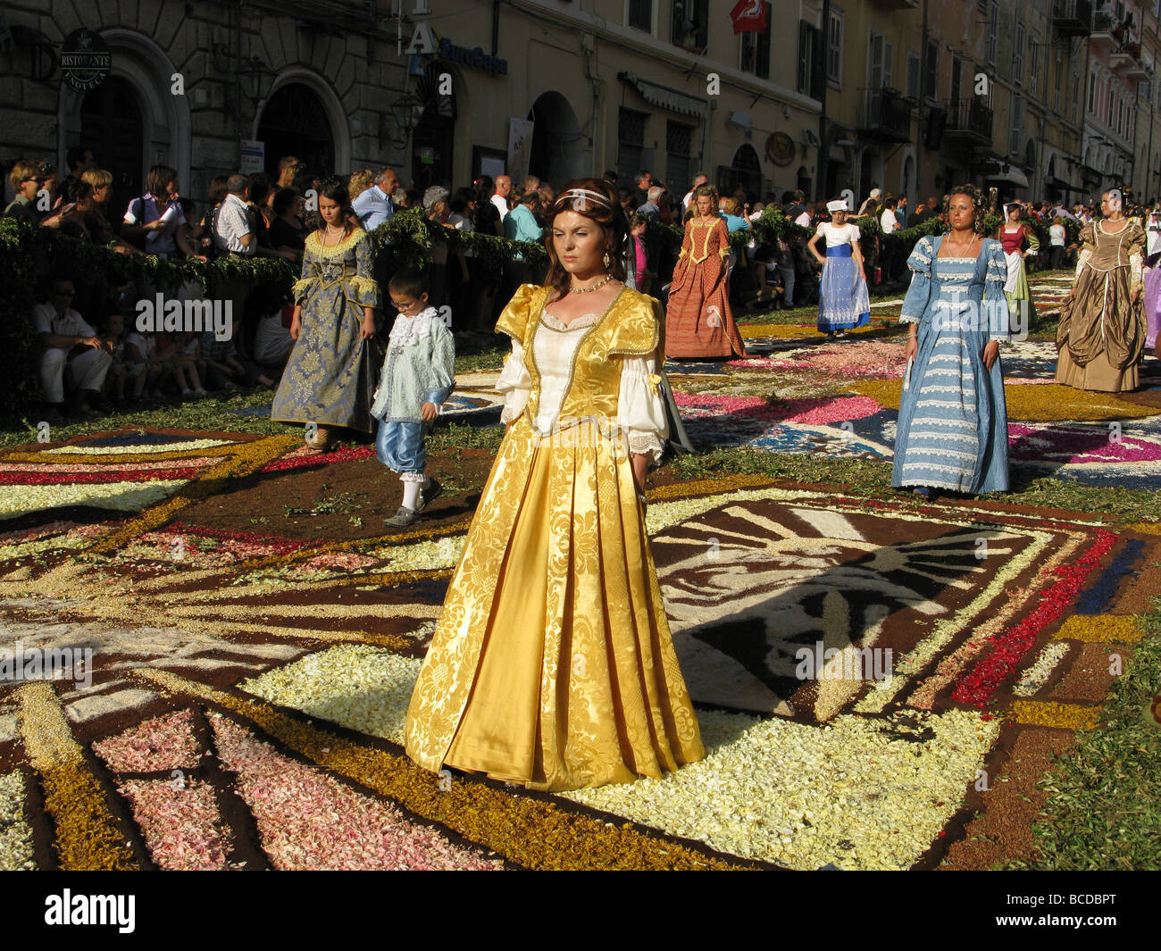 Cortège historique au carnaval tapis de fleurs pétales dessins festival à genzano, lazio 2009 Banque D'Images
