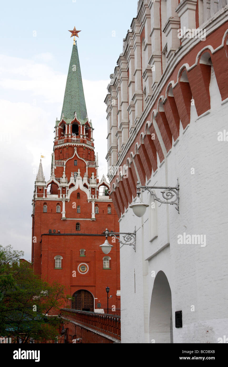 Plus Kutafia - le Kremlin de Moscou (1495-1499) et Troitskaya, deux des 20 tours du Kremlin. Construit par l'Italien Aloisio da Carezano (Aloisio da Milano) Banque D'Images