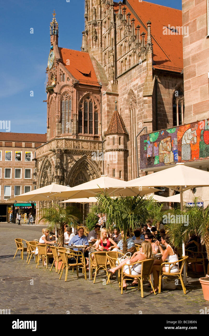 Le Hauptmarkt, place du marché, avec café en plein air près de la Frauenkirche (église Notre Dame) Banque D'Images