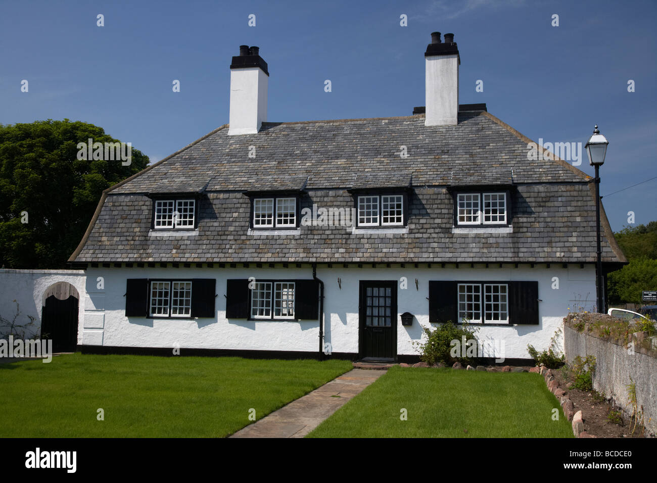 Maud cottages terrasses blanchies à la place du village cushendun dans le comté d'Antrim en Irlande du Nord uk Banque D'Images