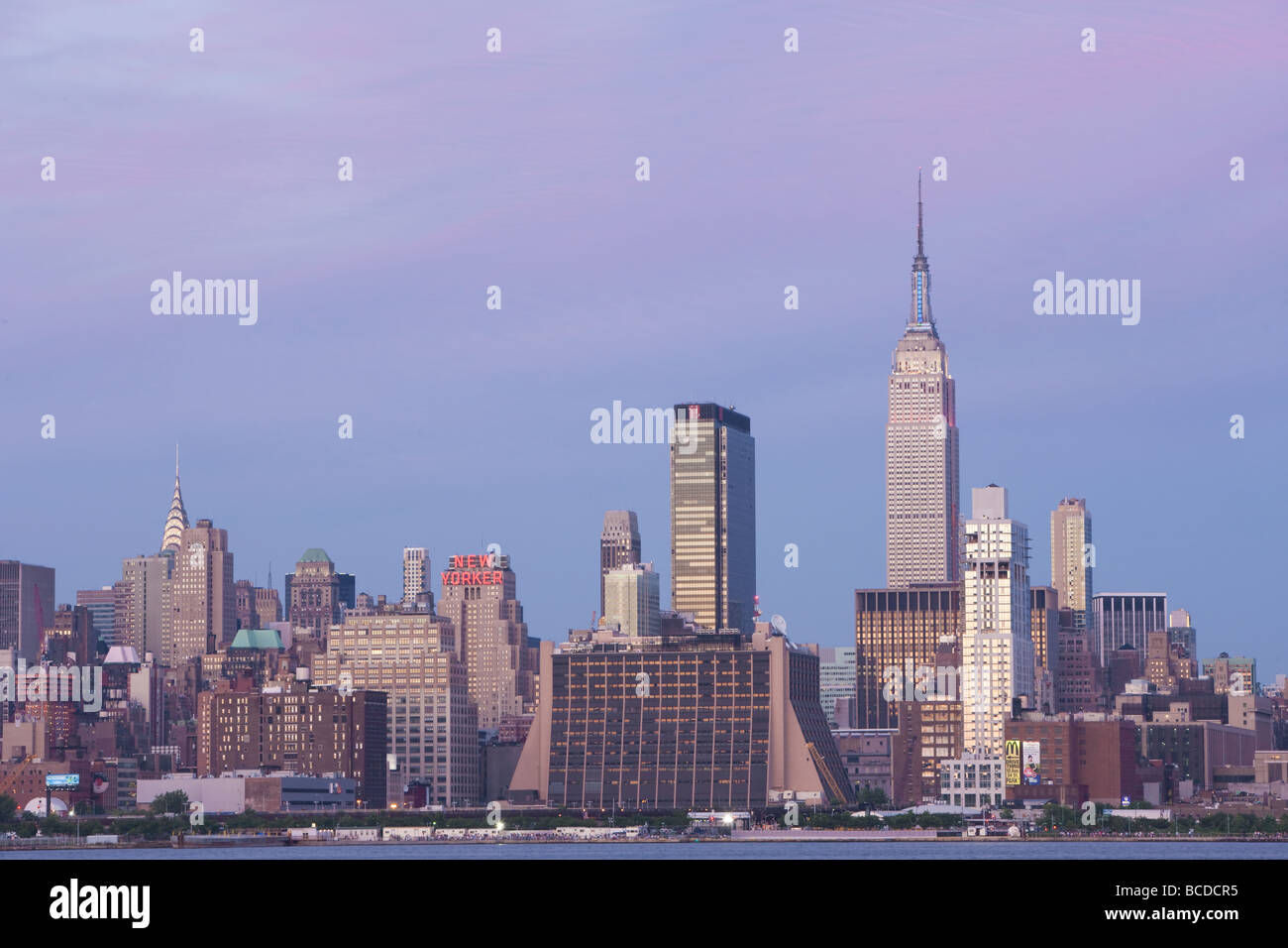 L'Empire State Building et du centre ville de Manhattan vu depuis le New Jersey. Banque D'Images
