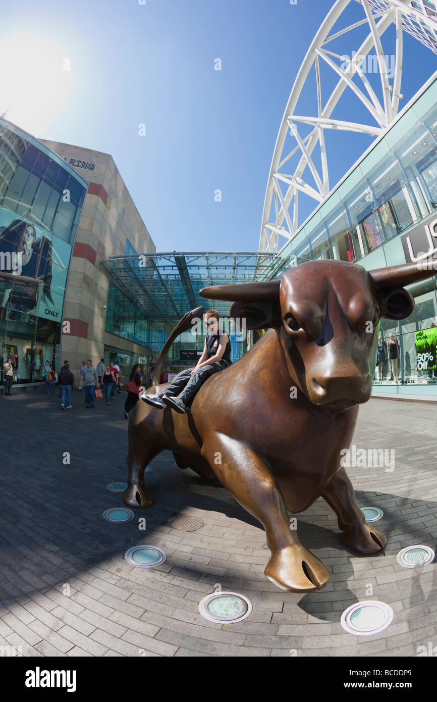 Garçon est assis sur la statue en bronze bull West Midlands Birmingham Bullring England UK Royaume-Uni GB Grande-bretagne British Isles Banque D'Images
