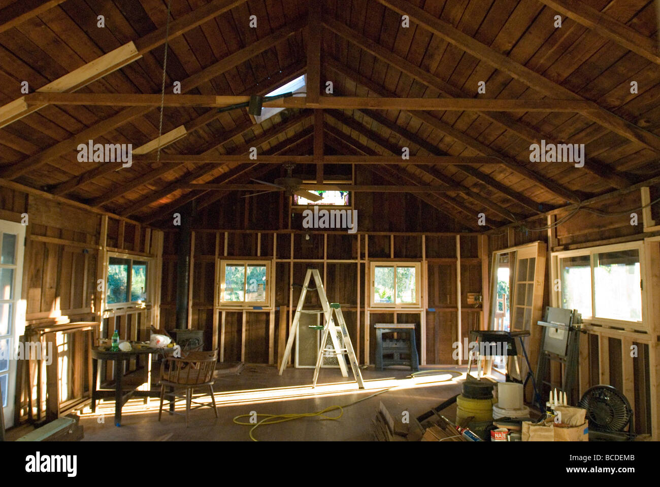 La restauration d'une vieille cabane de bois rouge. Banque D'Images