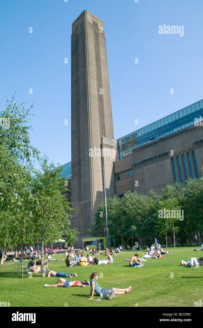 UK. Les visiteurs à la Tate Modern de vous détendre dans les jardins en été. Londres Photo par Julio Etchart Banque D'Images