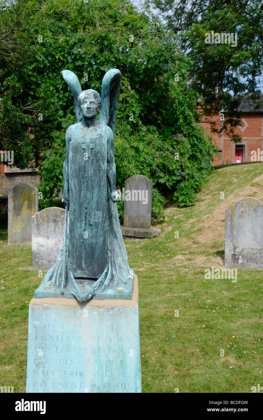 Pierre tombale, sous la forme d'un ange dans la Holy Trinity Churchyard Guildford Surrey England UK Banque D'Images