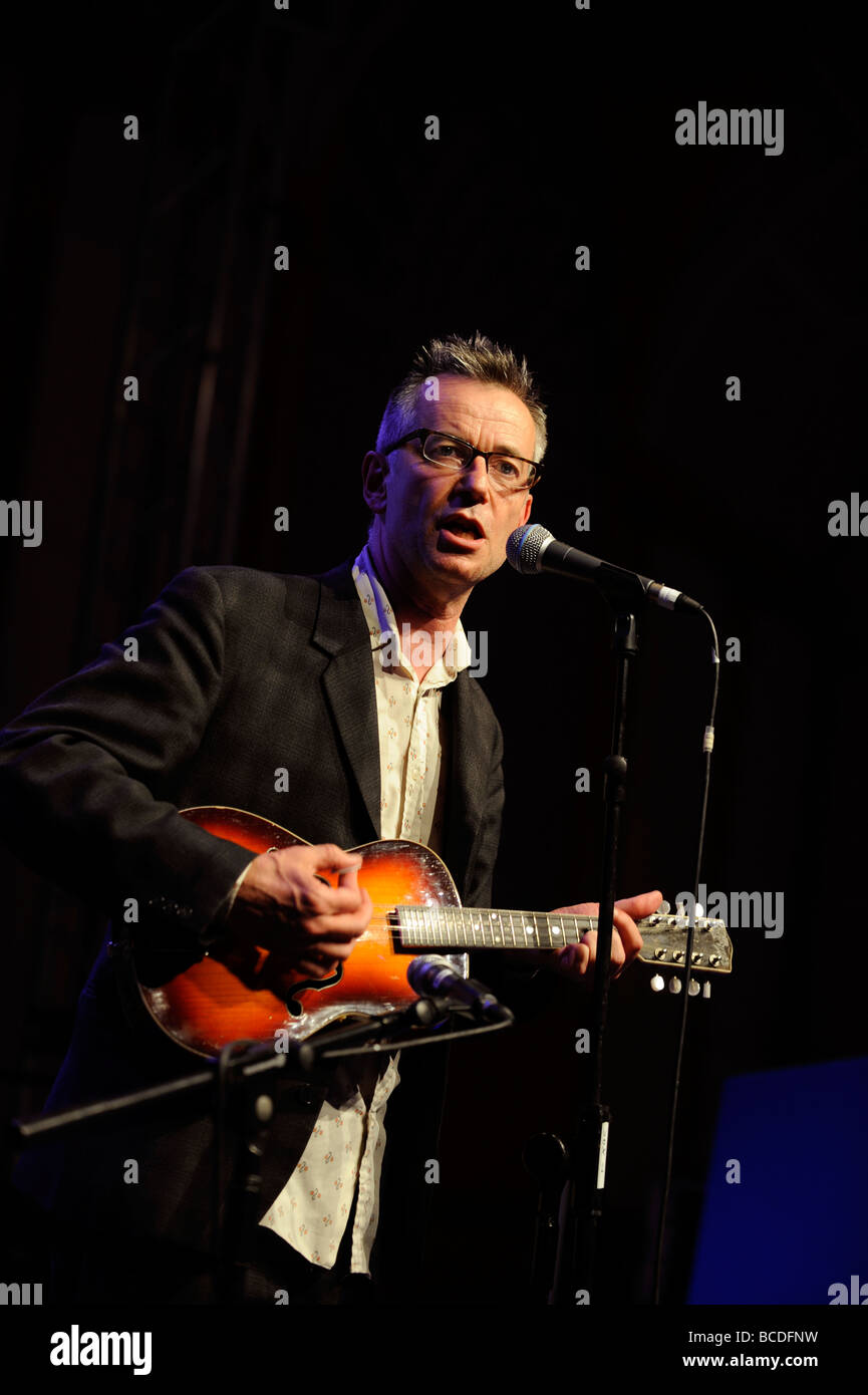 Poète et comédien John Hegley performing on stage in Brighton. Photo par Jim Holden. Banque D'Images