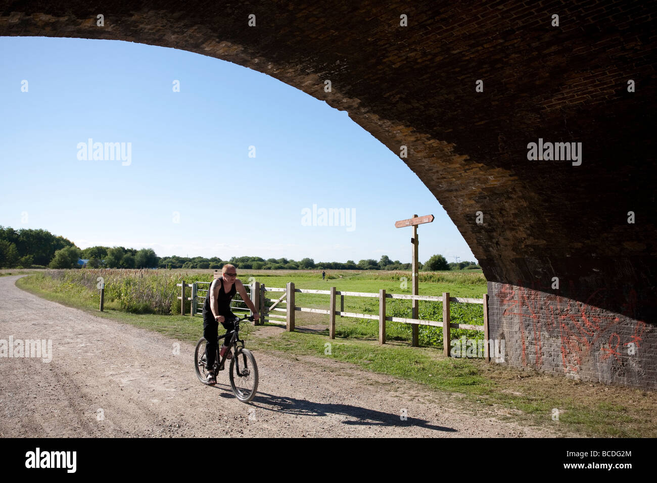 En vertu de l'arche de fer cycliste. Les marais de Walthamstow, Lee Valley Regional Park, London, England, UK Banque D'Images
