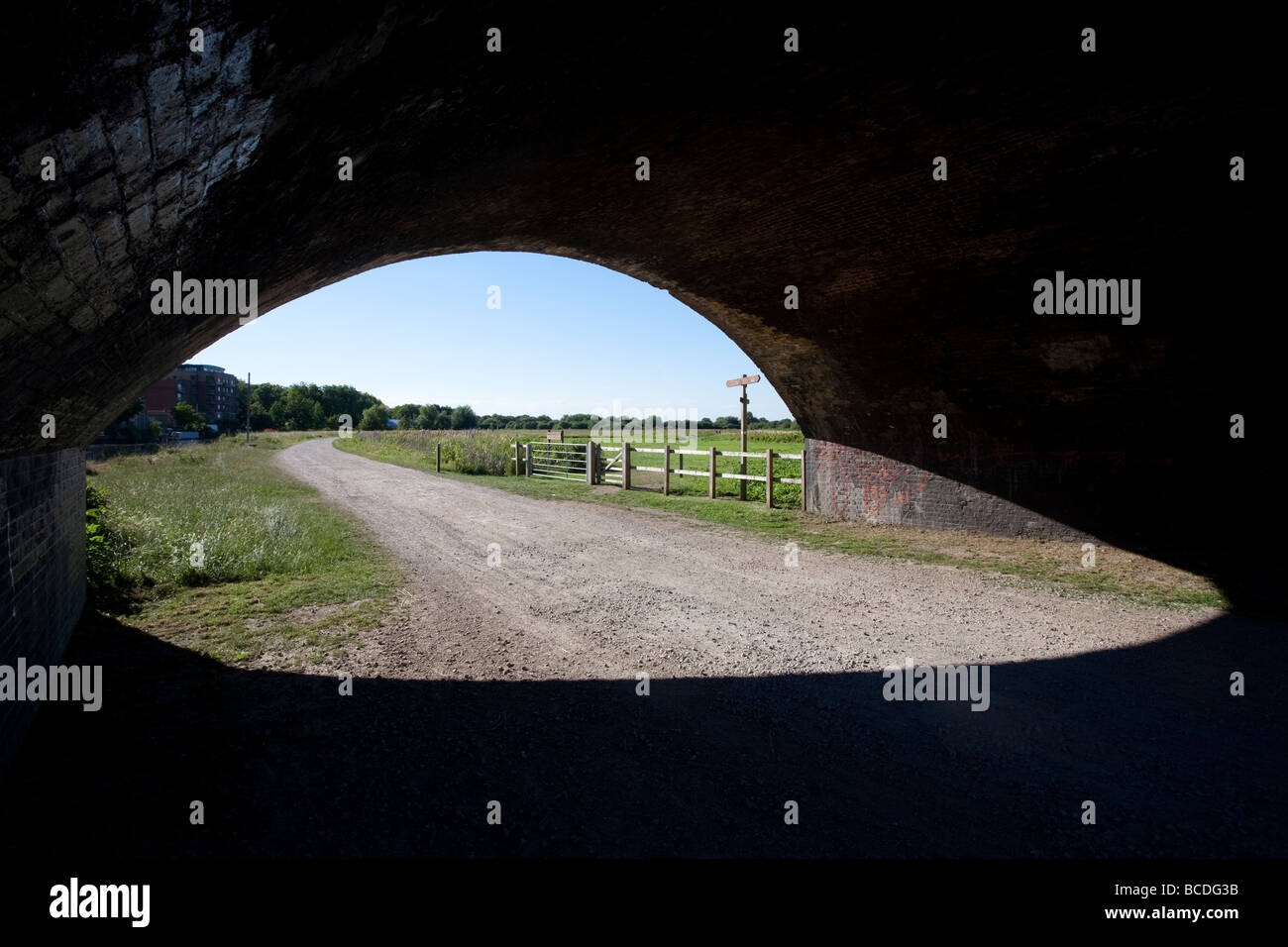 Passage de chemin de fer. Les marais de Walthamstow, Lee Valley Regional Park, London, England, UK Banque D'Images