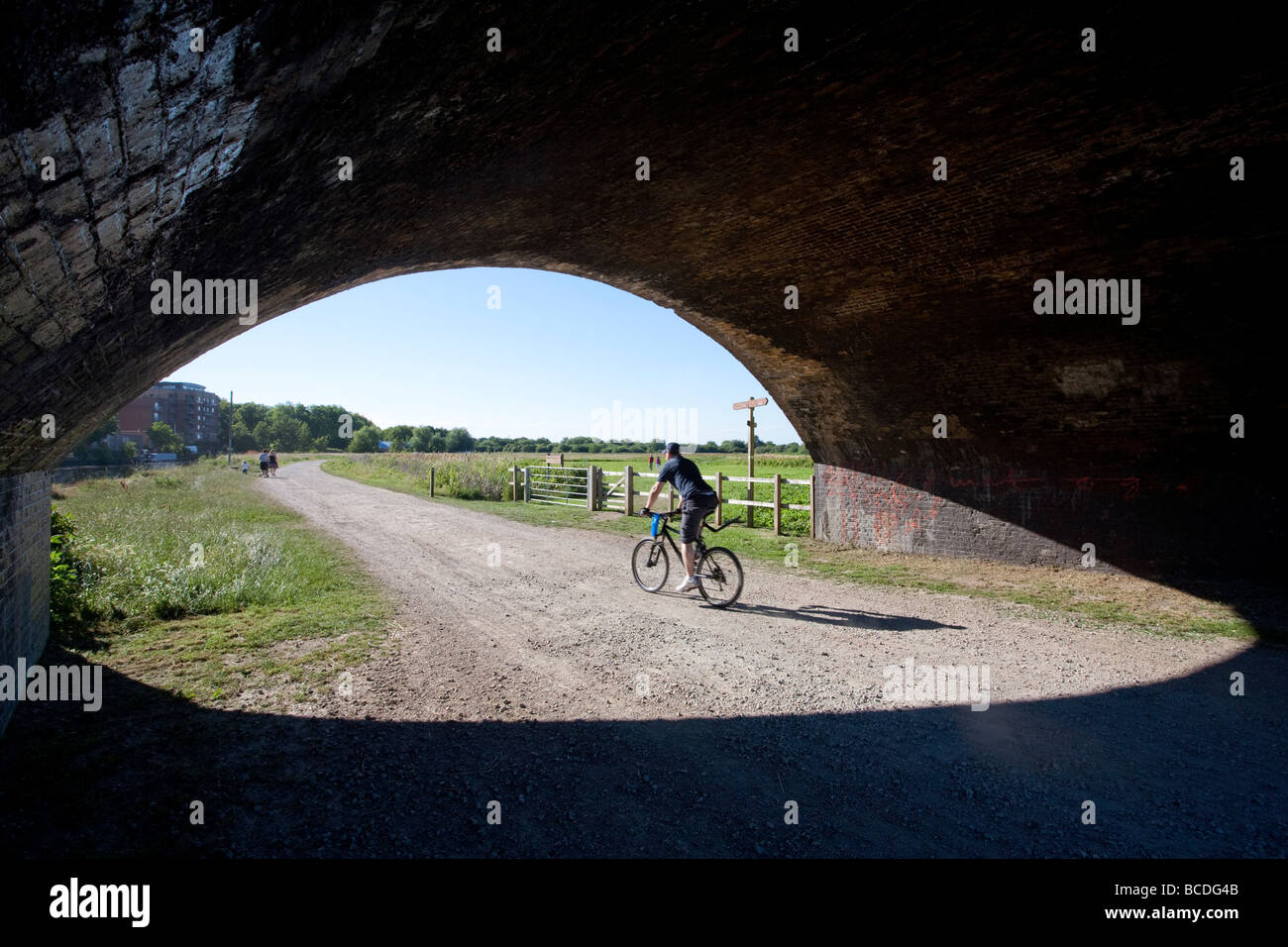 En vertu de l'arche de fer cycliste. Les marais de Walthamstow, Lee Valley Regional Park, London, England, UK Banque D'Images