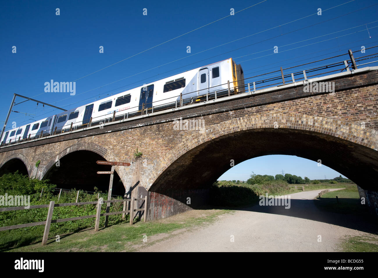 Plus de train railway arches. Les marais de Walthamstow, Lee Valley Regional Park, London, England, UK Banque D'Images