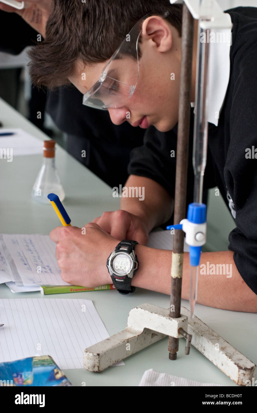 Les étudiants britanniques au cours de l'essai leçon de chimie Banque D'Images