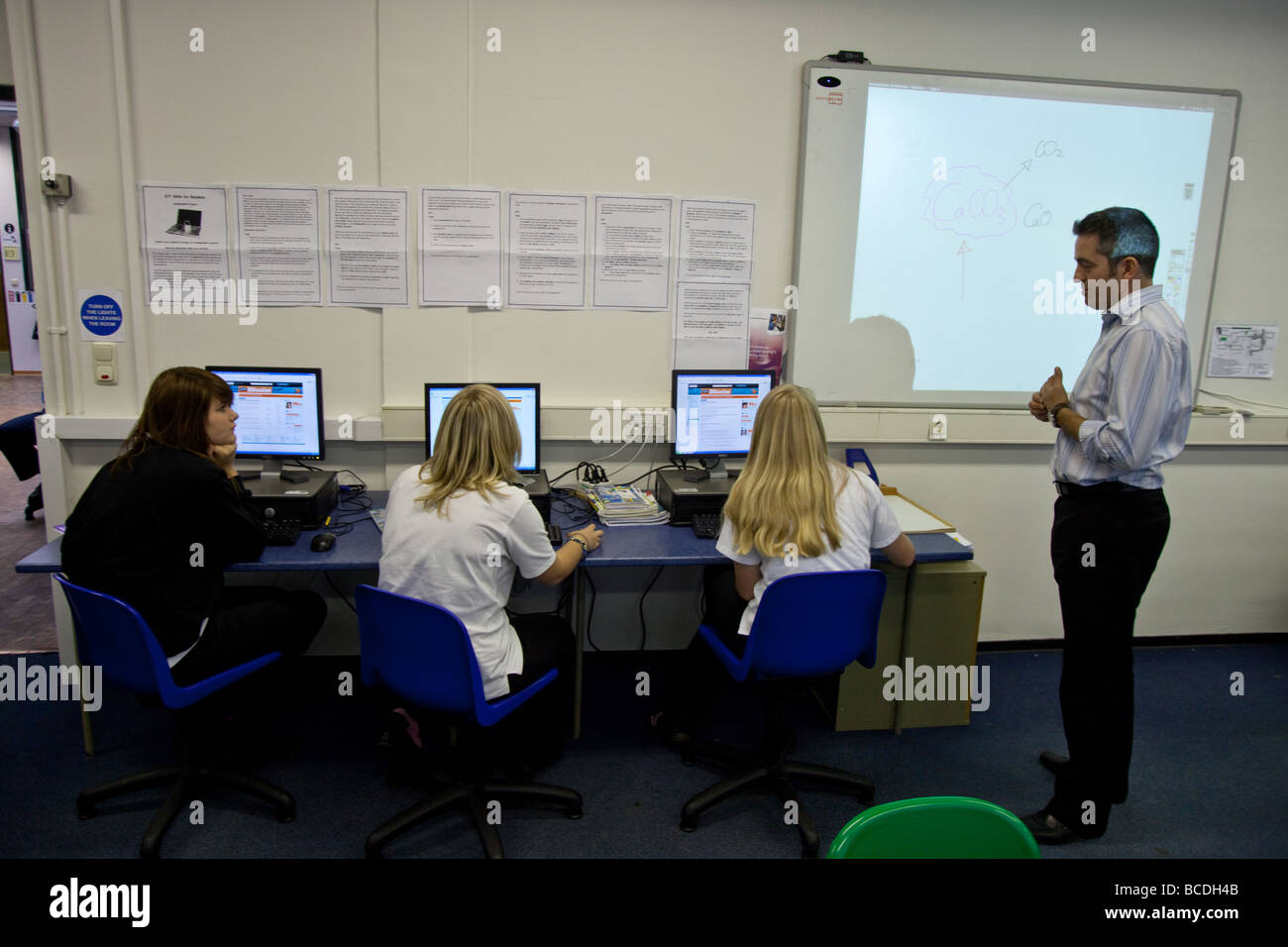 Les étudiants anglais lors des cours d'informatique Banque D'Images