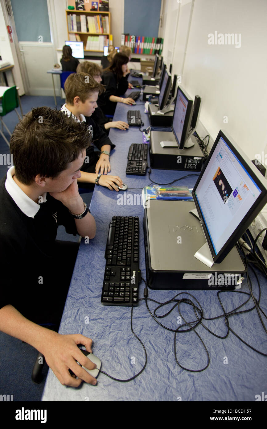 Les étudiants anglais lors des cours d'informatique, Rheidahlen dans l'école, camp militaire britannique, Mönchengladbach, Allemagne. Banque D'Images