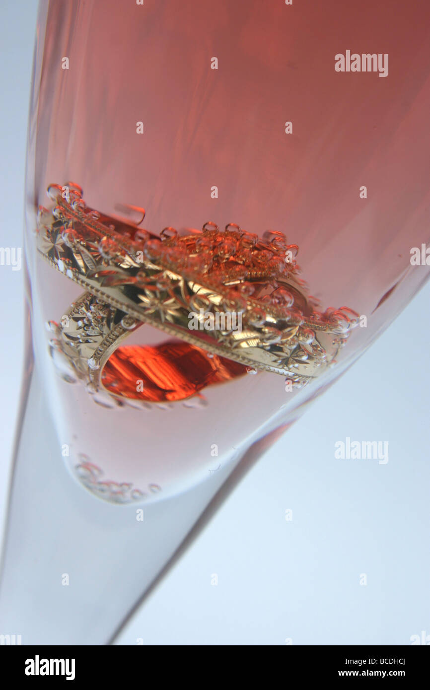 Les anneaux de mariage en rose champagne Banque D'Images