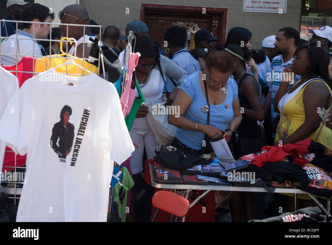 Fournisseurs proposent Michael Jackson t-shirts et accessoires à l'extérieur de l'Apollo Theatre de Harlem à New York Banque D'Images