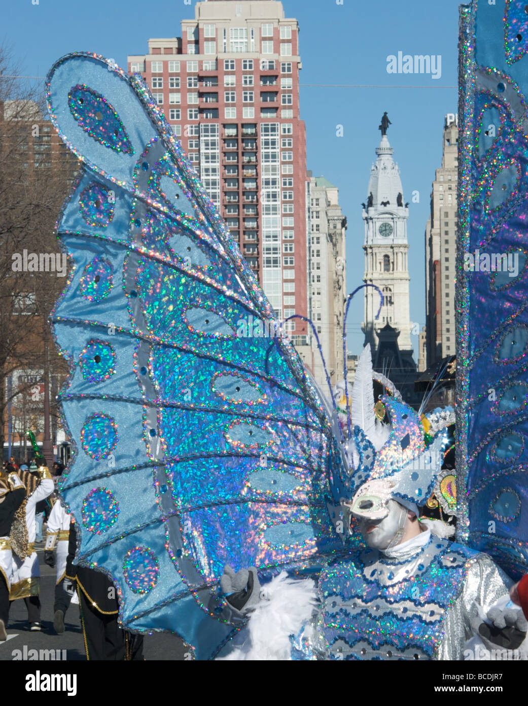 Marcher dans le Philadelphia Mummers parade du Nouvel An pose devant l'Hôtel de Ville Banque D'Images