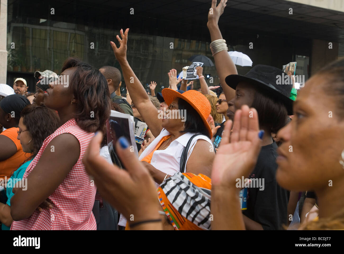 Michael Jackson fans dire adieu au roi de la pop dans le quartier de Harlem, New York Banque D'Images