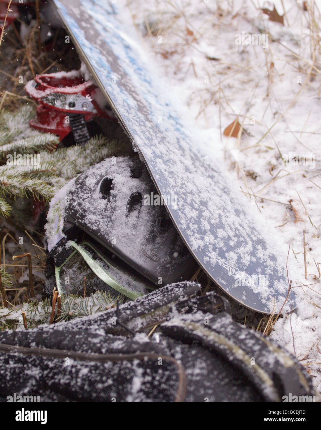 Pignon d'Snowyboard couverts dans une mince couche de neige averses de neige Banque D'Images