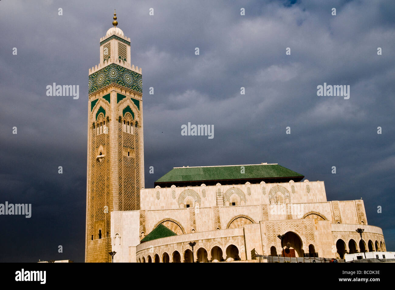 Mosquée Hassan II est le troisième plus grande mosquée La mosquée a été ouvert en 1993 pour l'ancien roi 60e anniversaire Banque D'Images