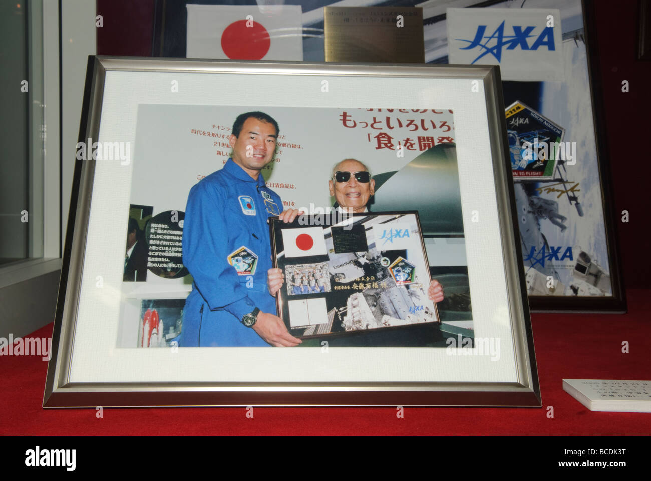 Une photo de l'astronaute japonais Soichi Noguchi avec Momofuku Ando, Instant Ramen Museum, Osaka, Japon, 1 décembre 2008. Banque D'Images