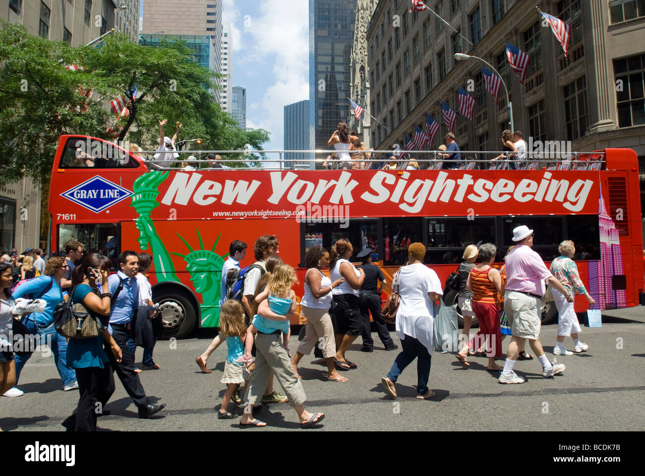 Une ligne grise double decker bus de tourisme traverse la Cinquième Avenue à New York, le dimanche 28 Juin 2009 Richard B Levine Banque D'Images