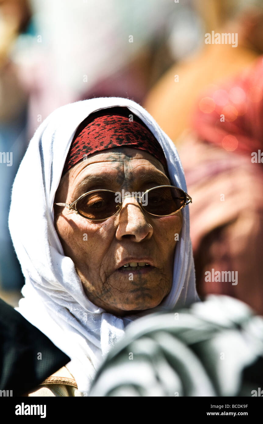 Portrait d'une femme berbère du moyen Atlas au Maroc Banque D'Images