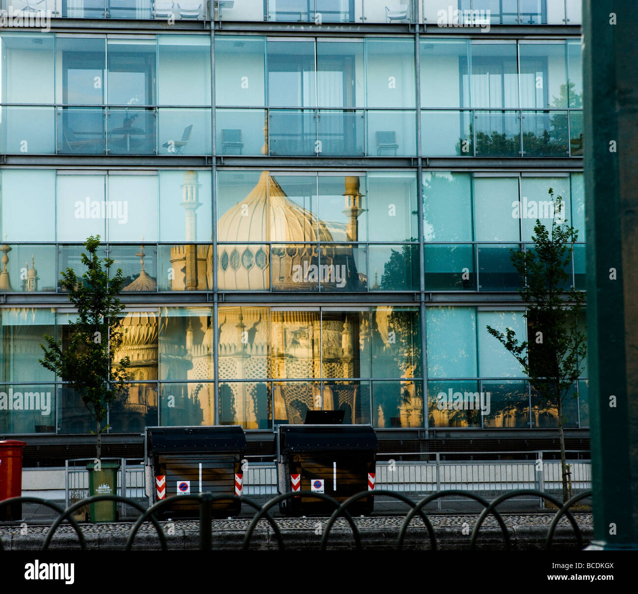 Le front de l'Est du Pavillon de Brighton vu tôt le matin soleil reflétée dans un édifice moderne en verre en face Banque D'Images