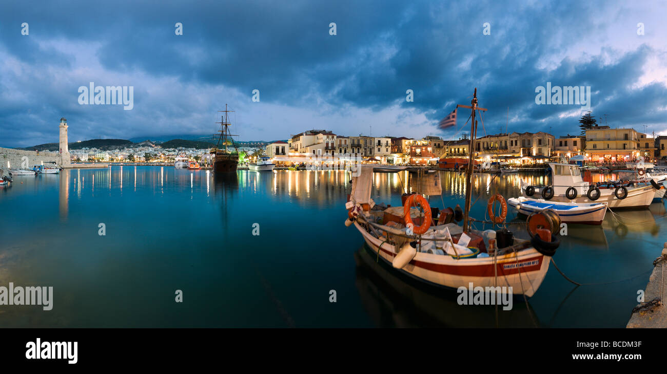 La vue panoramique sur le vieux port vénitien de nuit, Rethymnon, côte nord-ouest, la Crète, Grèce Banque D'Images