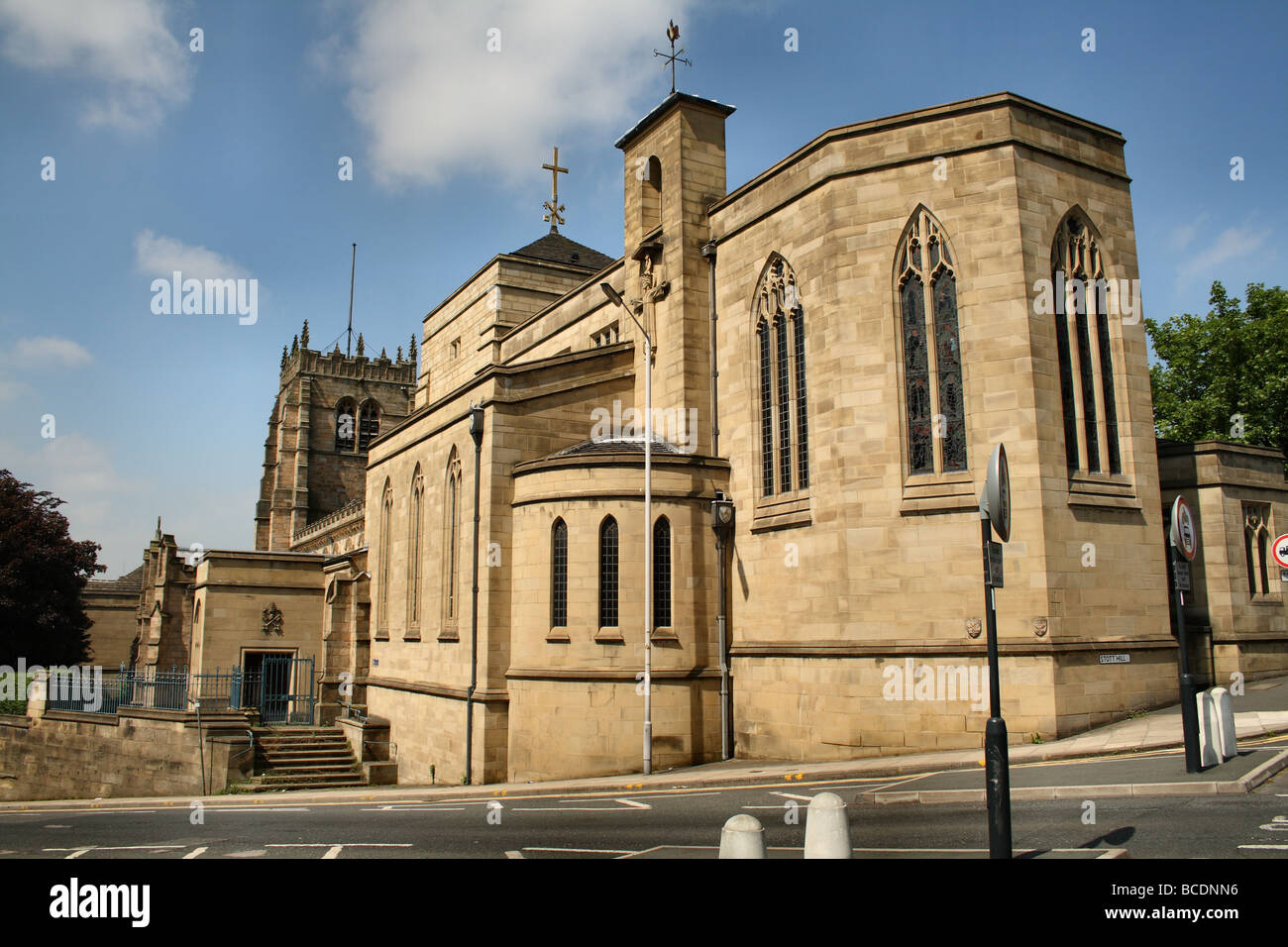 Cathédrale de Bradford Yorkshire aspect arrière avec façade principale visible de la tour nom complet église cathédrale de Saint Pierre de style gothique Banque D'Images
