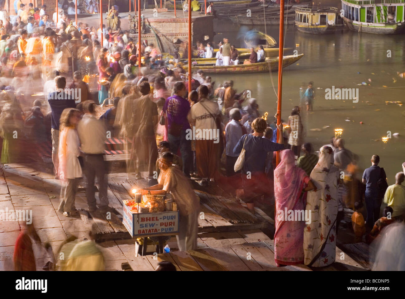 Vendeur de rue à ghat principal place vend des sucreries et des aliments pendant Diwali festival à Varanasi, Inde. Banque D'Images