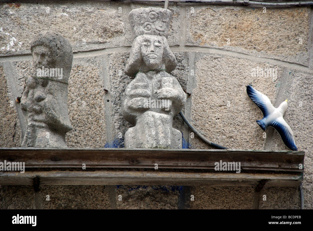 Triskel celtique symbole sur la figure et mouette au-dessus de la porte, Roscoff, Bretagne, France Banque D'Images