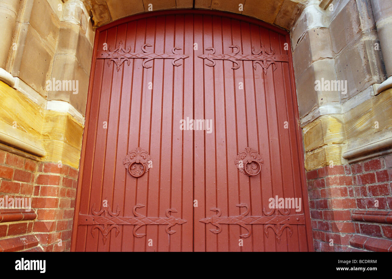 Une façade de l'église chrétienne avec des briques apparentes et de lourdes portes. Banque D'Images