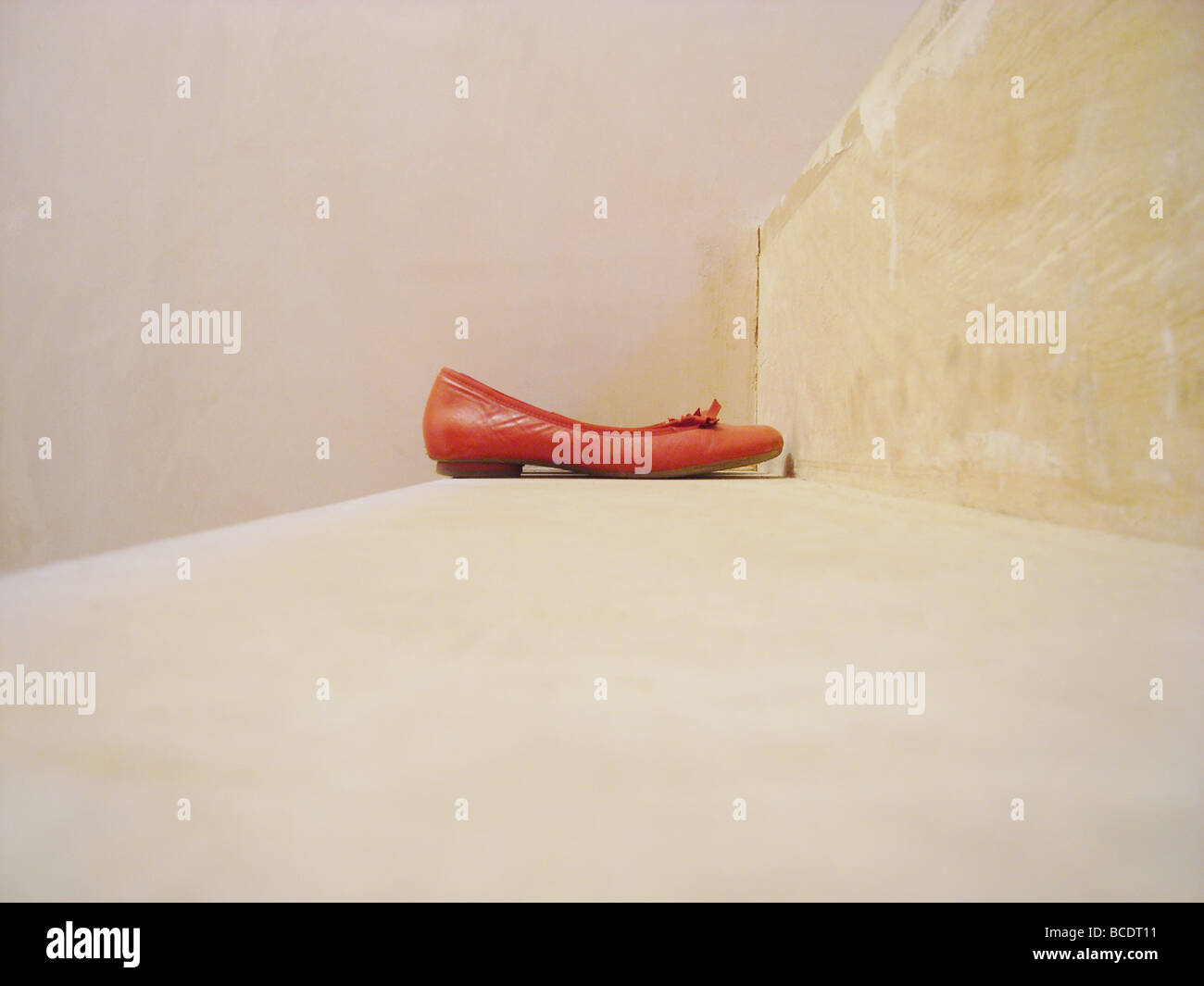 Slip rouge sur les chaussures sur un escalier, tourné à partir de la vue de côté. Banque D'Images