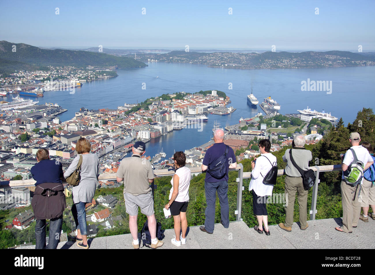 Vue sur la ville depuis le mont Fløyen, le funiculaire de Fløibanen, Bergen, Hordaland, Norvège Banque D'Images