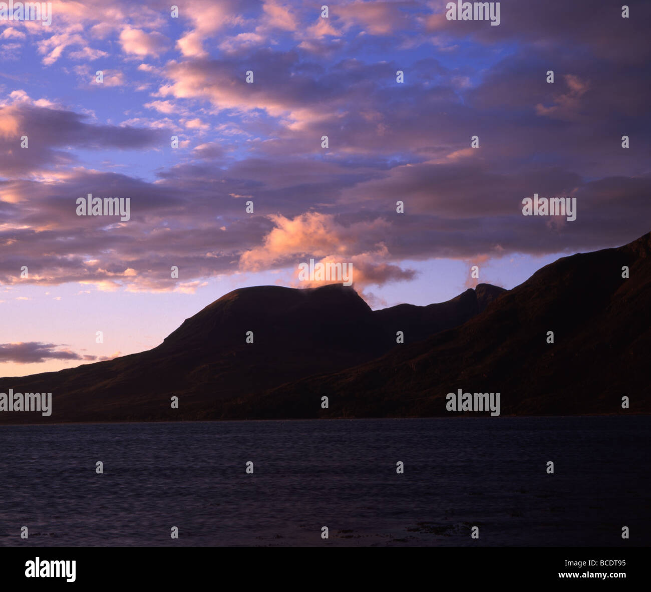 Nuage du soir passant au-dessus de Beinn Alligin Loch Torridon soir Ross Et Cromarty Ecosse Banque D'Images