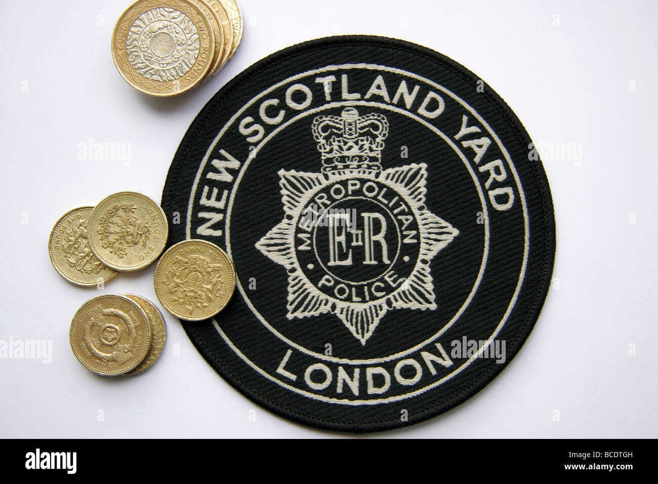 London Metropolitan Police patch New Scotland Yard et pièces livre Banque D'Images