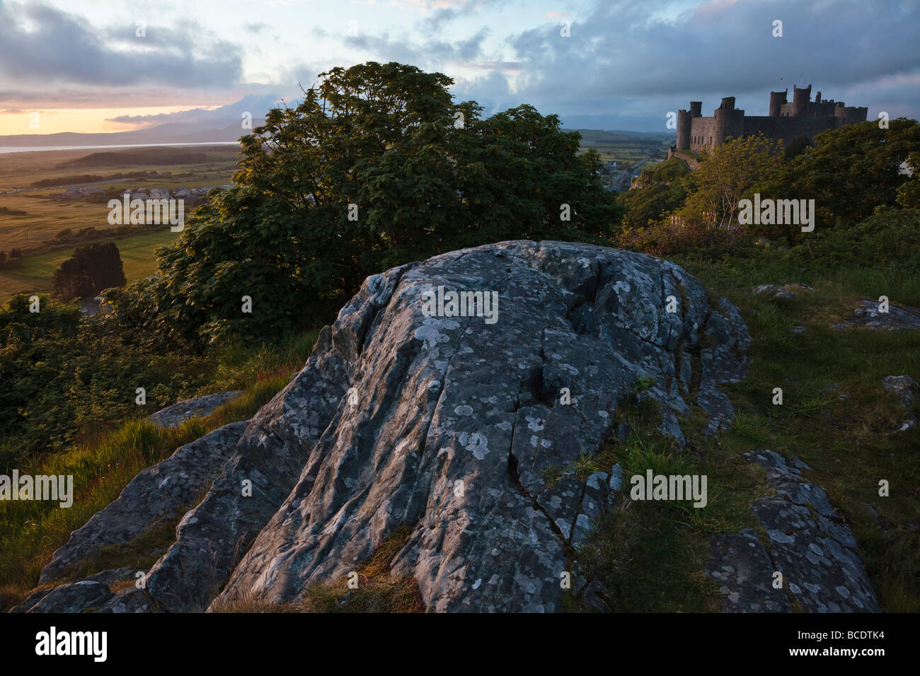 Harlech Castle avec le soleil sur la péninsule de Lleyn, Parc National de Snowdonia, Pays de Galles Banque D'Images