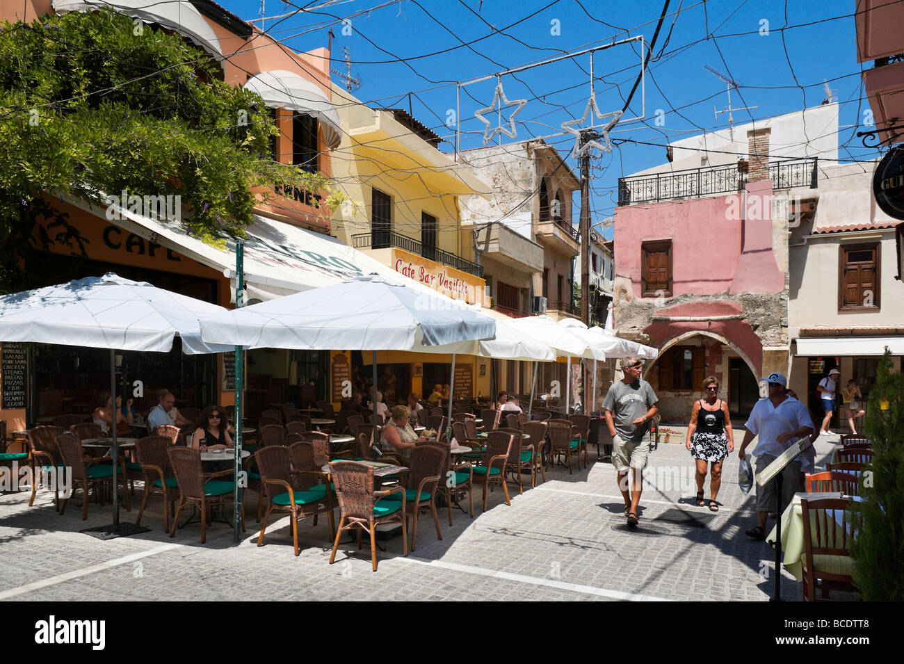 Café dans la vieille ville, Rethymnon, côte nord-ouest, Crète, Grèce Banque D'Images