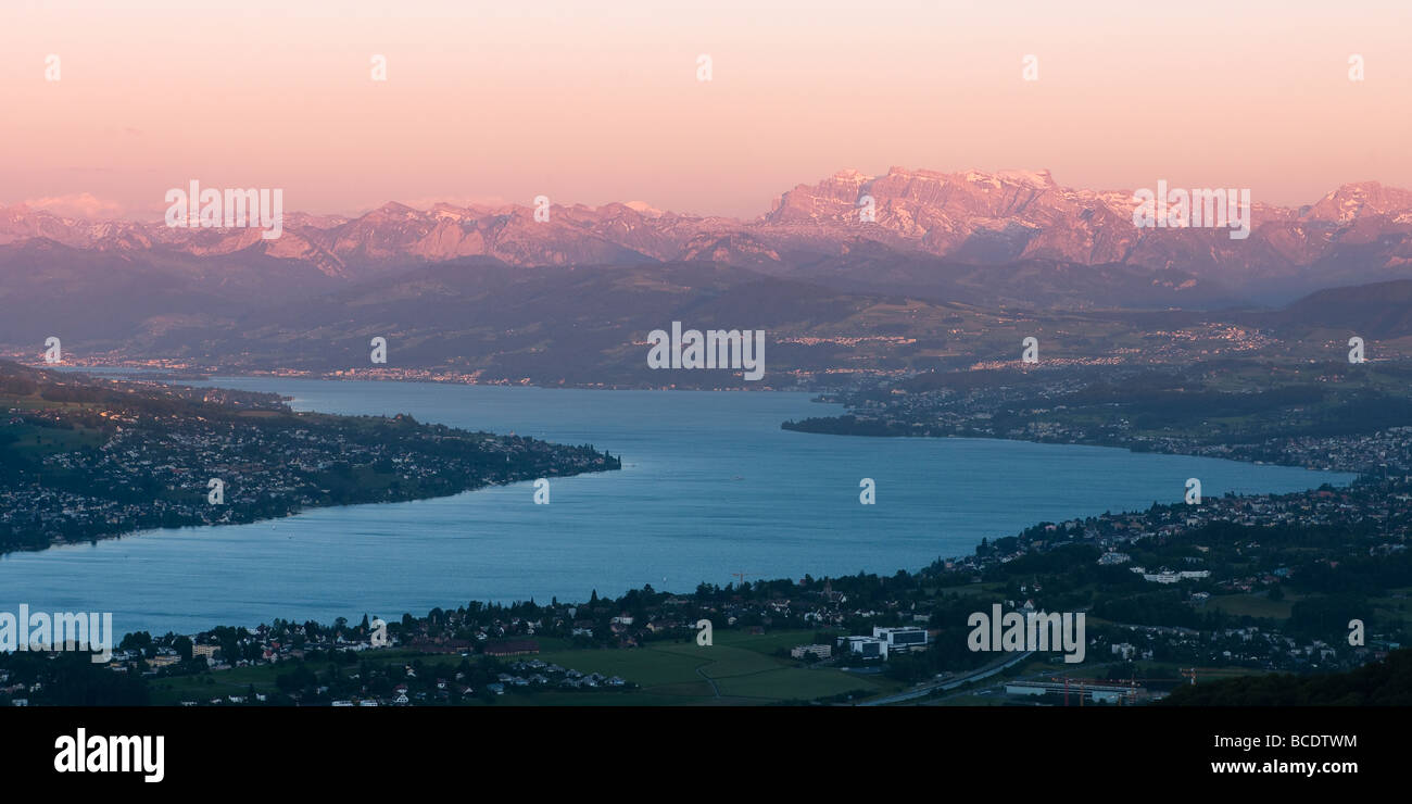 Paysage au coucher du soleil sur le lac de Zurich au coucher du soleil sur une journée claire vue depuis uetliberg suisse Banque D'Images