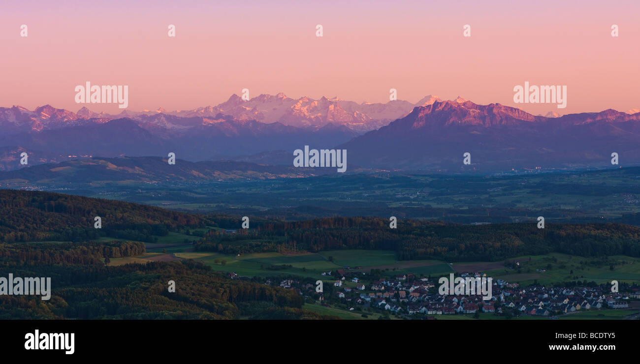 Vue du coucher de uetliberg avec Alpes suisse zürich suisse Banque D'Images