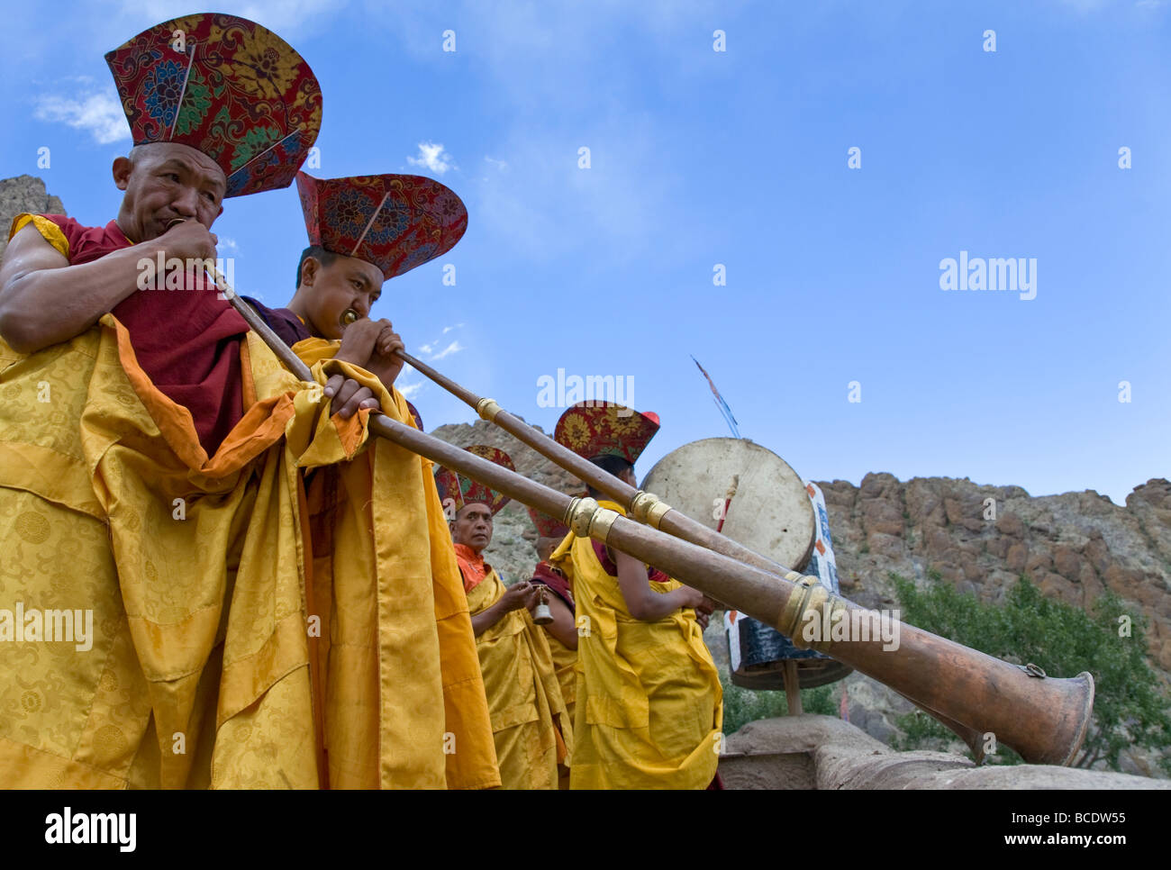 Lamas bouddhiste tibétain le soufflage des cornes. Festival Hemis Gompa. Ladakh. L'Inde Banque D'Images