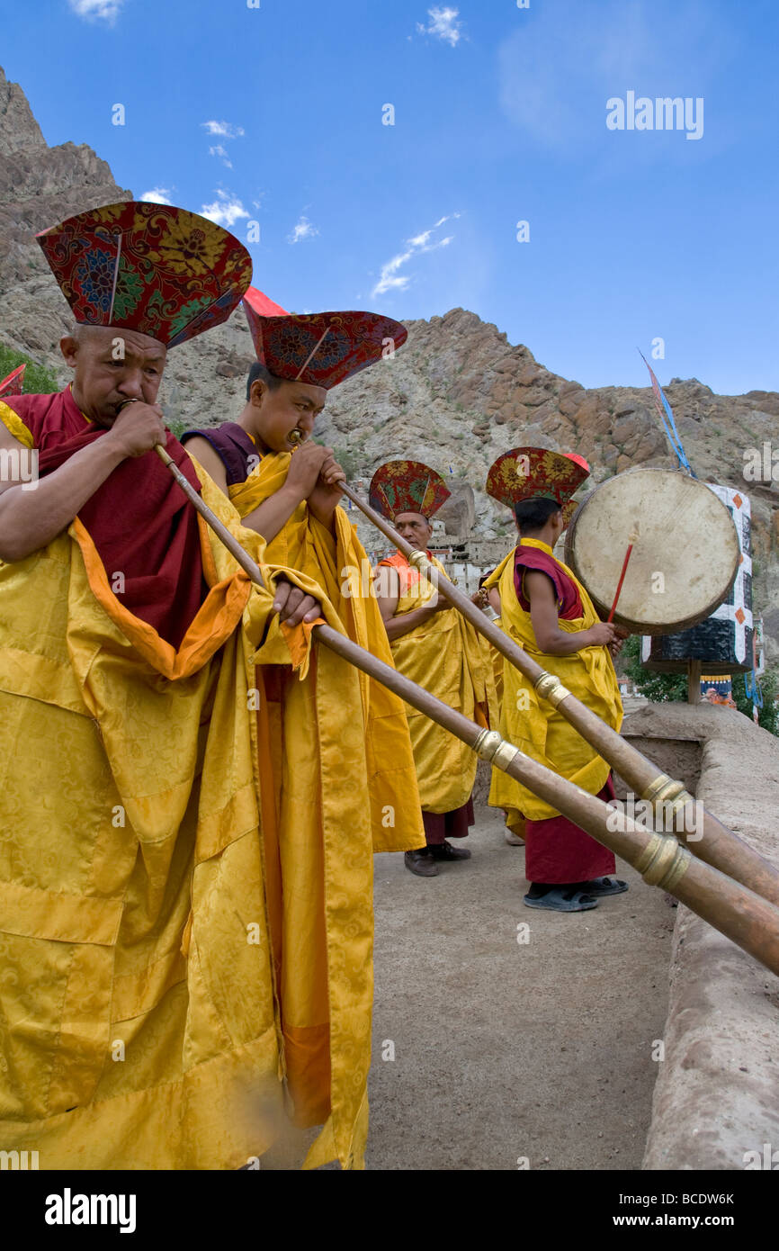 Lamas bouddhiste tibétain le soufflage des cornes. Festival Hemis Gompa. Ladakh. L'Inde Banque D'Images